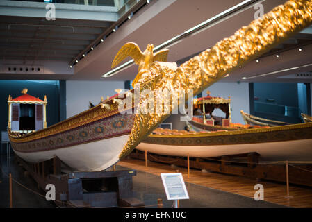 ISTANBUL, Turquie / Türkiye — un caïque impérial appartenant au règne du sultan Abdulmecit (1839-1861) qui a été utilisé par la mère du sultan. Le Musée de la Marine d'Istanbul date de plus d'un siècle mais est maintenant logé dans un nouveau bâtiment construit à cet effet sur les rives du Bosphore. Bien qu'ostensiblement lié à l'histoire navale turque, le noyau de sa collection se compose de 14 caïques impériaux, pour la plupart du XIXe siècle, qui sont exposés sur les deux étages principaux du musée. Banque D'Images