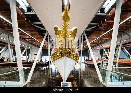 ISTANBUL, Turquie / Türkiye — un caïque impérial appartenant au règne du sultan Resat (1909-1918). Le Musée de la Marine d'Istanbul date de plus d'un siècle mais est maintenant logé dans un nouveau bâtiment construit à cet effet sur les rives du Bosphore. Bien qu'ostensiblement lié à l'histoire navale turque, le noyau de sa collection se compose de 14 caïques impériaux, pour la plupart du XIXe siècle, qui sont exposés sur les deux étages principaux du musée. Banque D'Images