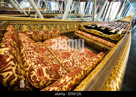 ISTANBUL, Turquie / Türkiye — le Musée de la Marine d'Istanbul date de plus d'un siècle mais est maintenant logé dans un nouveau bâtiment construit à cet effet sur les rives du Bosphore. Bien qu'ostensiblement lié à l'histoire navale turque, le noyau de sa collection se compose de 14 caïques impériaux, pour la plupart du XIXe siècle, qui sont exposés sur les deux étages principaux du musée. Banque D'Images