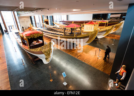 Musée naval d'Istanbul Imperial caïques 19ème siècle Istanbul Turquie | ISTANBUL, Turquie — des caïques impériales dorées, bateaux à rames cérémoniels des sultans ottomans, bordent la galerie principale du Musée naval d'Istanbul à Beşiktaş. Le musée détient l'une des plus importantes collections originales au monde de ces navires, dont les pavillons de poupe à baldaquin ont été sculptés et dorés comme des palais miniatures pour signaler la puissance royale sur le Bosphore. Fondé en 1897, le musée est le plus ancien musée militaire de Turquie. Banque D'Images