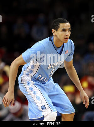 Chestnut Hill, Massachusetts, USA. 07Th Feb 2015. North Carolina Tar Heels guard Marcus Paige (5) défend au cours d'un match de basket-ball de NCAA entre le North Carolina Tar Heels et Boston College Eagles à Conte Forum à Chestnut Hill, Massachusetts. Caroline du Nord a battu Boston College 79-68. Credit : Cal Sport Media/Alamy Live News Banque D'Images