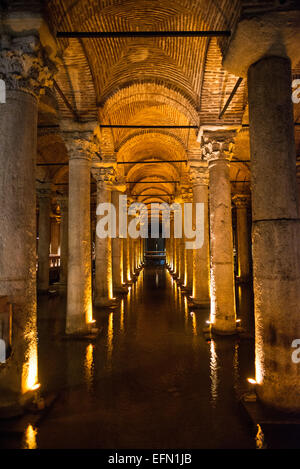 ISTANBUL, Turquie / Türkiye — la citerne Basilique est située dans la péninsule historique d'Istanbul, dans le district de Sultanahment. Il a été construit au vie siècle sous le règne de Justinianus. Il mesure 140 mètres de long et 70 mètres de large. Il y a 336 colonnes de marbre, chacune de 9 mètres de haut, disposées en 12 rangées de 28 colonnes. La plupart sont dans les styles ioniques et corinthiens, bien que quelques-uns soient de style dorique. L’eau provient des bois de Belgrade, à 19 kilomètres au nord de la ville, transportée par aqueducs. Parmi les sculptures d'art de l'époque romaine, on trouve deux têtes de Méduse sculptées en colonnes. Banque D'Images