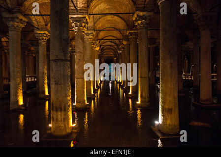 ISTANBUL, Turquie / Türkiye — la citerne Basilique est située dans la péninsule historique d'Istanbul, dans le district de Sultanahment. Il a été construit au vie siècle sous le règne de Justinianus. Il mesure 140 mètres de long et 70 mètres de large. Il y a 336 colonnes de marbre, chacune de 9 mètres de haut, disposées en 12 rangées de 28 colonnes. La plupart sont dans les styles ioniques et corinthiens, bien que quelques-uns soient de style dorique. L’eau provient des bois de Belgrade, à 19 kilomètres au nord de la ville, transportée par aqueducs. Parmi les sculptures d'art de l'époque romaine, on trouve deux têtes de Méduse sculptées en colonnes. Banque D'Images