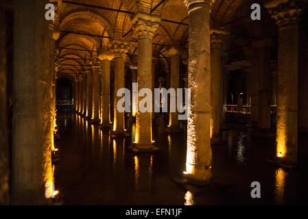 Colonnes de la citerne de la Basilique Istanbul Turquie // ISTANBUL, Turquie — la citerne de la Basilique (également connue sous le nom de Yerebatan Sarnıcı) est située dans le quartier de Sultanahmet de la péninsule historique d'Istanbul. Construite au vie siècle sous le règne de l'empereur byzantin Justinien Ier, la citerne souterraine mesure 140 mètres (459 pieds) de long et 70 mètres (230 pieds) de large. La structure contient 336 colonnes de marbre, chacune mesurant 9 mètres (30 pieds) de haut, disposées en 12 rangées de 28 colonnes chacune. La plupart des colonnes présentent des styles architecturaux ioniques et corinthiens, certaines affichant des éléments doriques. L'eau était origina Banque D'Images