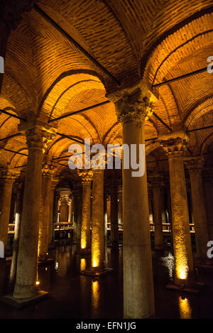 ISTANBUL, Turquie / Türkiye — la citerne Basilique est située dans la péninsule historique d'Istanbul, dans le district de Sultanahment. Il a été construit au vie siècle sous le règne de Justinianus. Il mesure 140 mètres de long et 70 mètres de large. Il y a 336 colonnes de marbre, chacune de 9 mètres de haut, disposées en 12 rangées de 28 colonnes. La plupart sont dans les styles ioniques et corinthiens, bien que quelques-uns soient de style dorique. L’eau provient des bois de Belgrade, à 19 kilomètres au nord de la ville, transportée par aqueducs. Parmi les sculptures d'art de l'époque romaine, on trouve deux têtes de Méduse sculptées en colonnes. Banque D'Images