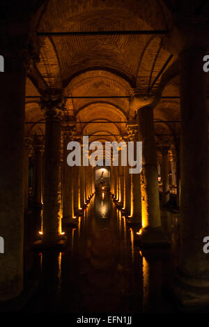 ISTANBUL, Turquie / Türkiye — la citerne Basilique est située dans la péninsule historique d'Istanbul, dans le district de Sultanahment. Il a été construit au vie siècle sous le règne de Justinianus. Il mesure 140 mètres de long et 70 mètres de large. Il y a 336 colonnes de marbre, chacune de 9 mètres de haut, disposées en 12 rangées de 28 colonnes. La plupart sont dans les styles ioniques et corinthiens, bien que quelques-uns soient de style dorique. L’eau provient des bois de Belgrade, à 19 kilomètres au nord de la ville, transportée par aqueducs. Parmi les sculptures d'art de l'époque romaine, on trouve deux têtes de Méduse sculptées en colonnes. Banque D'Images