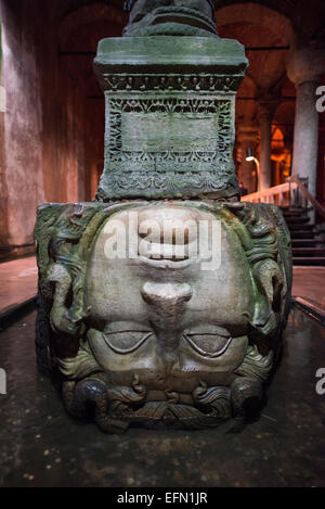 ISTANBUL, Turquie / Türkiye — la citerne Basilique est située dans la péninsule historique d'Istanbul, dans le district de Sultanahment. Il a été construit au vie siècle sous le règne de Justinianus. Il mesure 140 mètres de long et 70 mètres de large. Il y a 336 colonnes de marbre, chacune de 9 mètres de haut, disposées en 12 rangées de 28 colonnes. La plupart sont dans les styles ioniques et corinthiens, bien que quelques-uns soient de style dorique. L’eau provient des bois de Belgrade, à 19 kilomètres au nord de la ville, transportée par aqueducs. Parmi les sculptures d'art de l'époque romaine, on trouve deux têtes de Méduse sculptées en colonnes. Banque D'Images