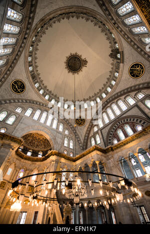 ISTANBUL, Turquie / Türkiye - L'intérieur de la mosquée Nuruosmaniye, richement décoré dans le style ottomon-baroque. La mosquée Nuruosmaniye, située à côté du Grand Bazar d'Istanbul, a été achevée en 1755 et a été la première et la plus grande mosquée à être construite dans le style baroque ottoman. Banque D'Images