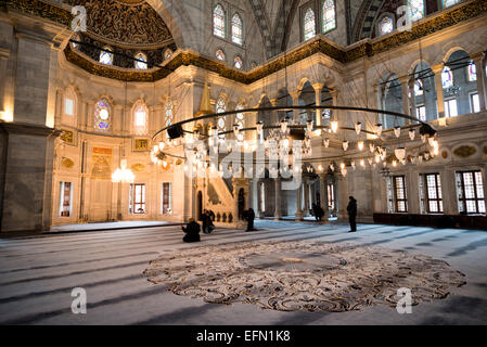 ISTANBUL, Turquie / Türkiye — la salle de prière de la mosquée Nuruosmaniye, richement décorée dans le style ottomon-baroque. La mosquée Nuruosmaniye, située à côté du Grand Bazar d'Istanbul, a été achevée en 1755 et a été la première et la plus grande mosquée à être construite dans le style baroque ottoman. Banque D'Images