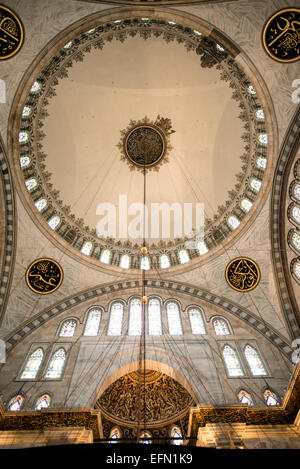 ISTANBUL, Turquie — le dôme richement décoré de la mosquée Nuruosmaniye illustre le style baroque ottoman avec ses détails architecturaux élaborés et sa décoration peinte. Achevé en 1755, le dôme de 25 75 mètres de diamètre de la mosquée combine des motifs géométriques islamiques traditionnels avec des influences baroques européennes. Le design innovant démontre la synthèse culturelle et artistique réalisée pendant la révolution architecturale de l'Empire ottoman au XVIIIe siècle. Banque D'Images