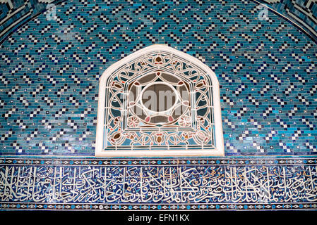 ISTANBUL, Turquie / Türkiye — extérieur du kiosque carrelé des musées d'archéologie d'Istanbul. Le kiosque carrelé a été commandé par le sultan Mehmed II en 1472 et est l'un des plus anciens bâtiments d'Istanbul. Il présente une architecture civile ottomane et faisait partie des jardins extérieurs du palais de Topkapı. Il a été utilisé comme musée impérial entre 1875 et 1891 avant que la collection ne déménage dans le bâtiment principal nouvellement construit. Il a été ouvert au public en 1953 en tant que musée d'art turc et islamique, et a ensuite été incorporé au Musée archéologique d'Istanbul. Les musées d'archéologie d'Istanbul, hébergés dans Banque D'Images