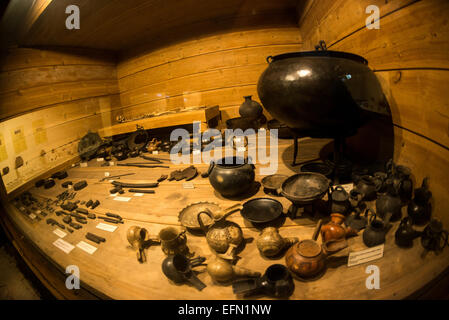 ISTANBUL, Turquie / Türkiye — artefacts datant du milieu du VIIIe siècle jusqu'au début du VIIe siècle av. J.-C. exposés dans le bâtiment principal des musées d'archéologie d'Istanbul. Les musées d'archéologie d'Istanbul, abrités dans trois bâtiments dans ce qui était à l'origine les jardins du Palais Topkapi à Istanbul, en Turquie, contiennent plus d'un million d'objets relatifs à l'art islamique, à l'archéologie historique du moyen-Orient et de l'Europe (ainsi qu'à la Turquie), et un bâtiment consacré à l'Orient antique. Banque D'Images