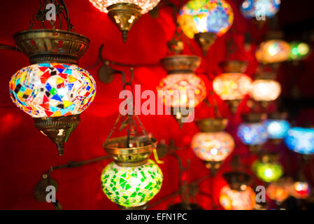 ISTANBUL, Turquie — des lampes en mosaïque illuminent une boutique du Grand Bazar historique d'Istanbul. La gamme colorée de luminaires turcs traditionnels crée un affichage éblouissant de l'art artisanal. Ces lampes distinctives, combinant le verre coloré et la métallurgie, représentent l'un des nombreux artisanats traditionnels disponibles sur ce marché séculaire. Banque D'Images