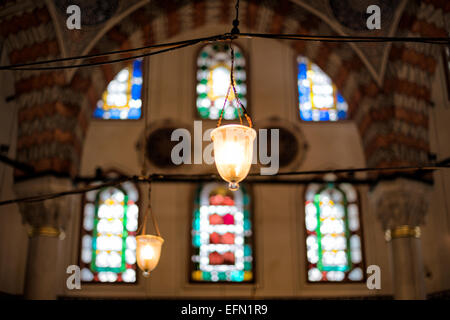 ISTANBUL, Turquie / Türkiye — le tombeau du sultan Murad III dans le cimetière de Sainte-Sophie. Construit en 1599, il a un plan hexagonal avec un dôme central soutenu par six colonnes. Le centre du dôme est décoré avec le tewhid kalima-i dans un style kufique. L'intérieur est décoré avec des tuiles Iznik rouge corail, de la nacre et de l'ébène. Le tombeau comprend le sultan ainsi que sa femme, Safiya Sultana, et ses fils et filles. Le cimetière de Sainte-Sophie, à côté du bâtiment principal, contient cinq tombes appartenant aux sultans ottomans et à leurs familles. Banque D'Images