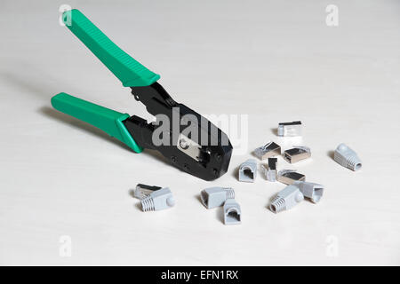 Enfoncer la pince et plusieurs connecteurs RJ45 câble réseau à créer Banque D'Images