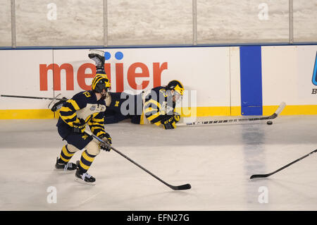 Chicago, Illinois, USA. 7 Février, 2015. Michigan's Alex Kile (23) voyages lui-même au cours de la logistique classique Ville Coyote Hockey NCAA match de hockey entre les Michigan State Spartans et le Michigan Wolverines à Soldier Field, à Chicago, IL. Patrick Gorski/CSM/Alamy Live News Banque D'Images