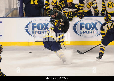 Chicago, Illinois, USA. 07Th Feb 2015. 7 février 2015 : Michigan's Zach Werenski (13) et Michigan State's Carson Gatt (18) lutte pour la rondelle/ lors de la logistique classique Ville Coyote Hockey NCAA match de hockey entre les Michigan State Spartans et le Michigan Wolverines à Soldier Field, à Chicago, IL. Le Michigan a gagné 4-1. Patrick Gorski/CSM Crédit : Cal Sport Media/Alamy Live News Banque D'Images