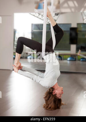 La photo d'une femme faisant yoga pose d'antenne. Banque D'Images