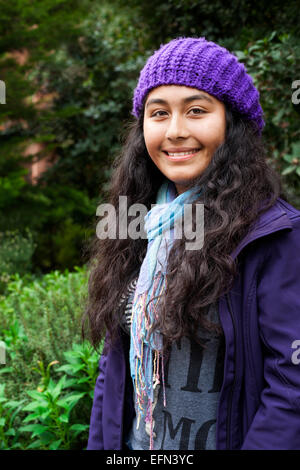 Jeune femme portant un manteau de pourpre et bonnet de laine, cajón del Maipo, Chili, Amérique du Sud Banque D'Images