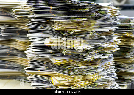 Close up des piles de feuilles d'abondance sur le dessus de la table au bureau Banque D'Images