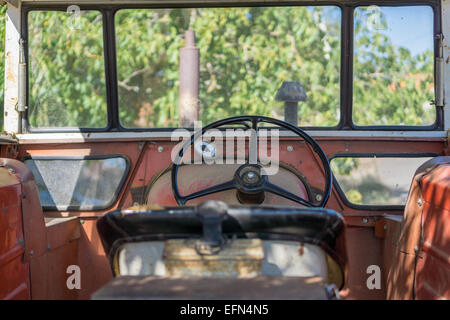 La cabine du tracteur antique avec le volant Banque D'Images