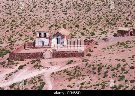 Dans l'église du village Machuca petit élevage de lamas, petite communauté de montagne, désert d'Atacama, San Pedro, Chili, Afrique du Sud Banque D'Images