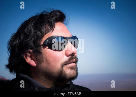 Homme portant lunettes glacier du Chili, San Pedro, Désert d'Atacama, Chili, Amérique du Sud Banque D'Images