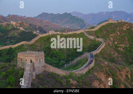 2 300 ans de la Grande Muraille de Chine est éclairé par le soleil couchant. Banque D'Images