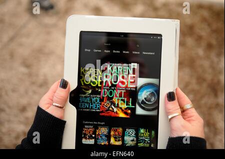 Un Kindle Fire utilisée pour acheter un livre à lire England UK Banque D'Images
