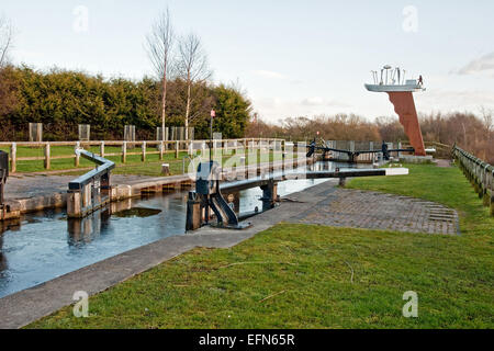 Haut de la serrure sur le lien de Ribble, navigation avec nouveau (en 2014) 30 000 € all-metal sculpture, dans winter sunshine Banque D'Images