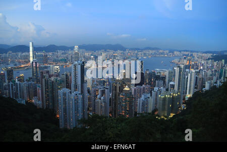 Vue sur Hong Kong au crépuscule, extraite du Victoria Peak. Banque D'Images