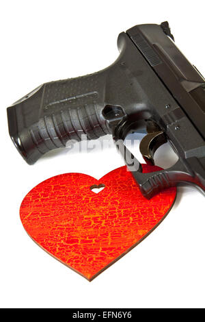 Pistolet à air pneumatique et coeur en bois peint en rouge Banque D'Images