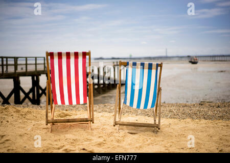 De chaises longues sur la plage à Southend on Sea Essex par un beau jour d'été à marée basse Banque D'Images