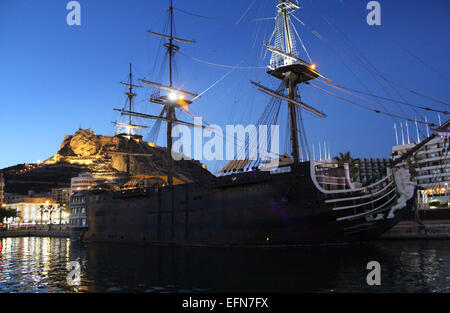 Nuestra Señora de la Santisima Trinidad, une réplique d'un Galion espagnol à Alicante, Espagne Port. Le mont Benacantil à l'arrière Banque D'Images