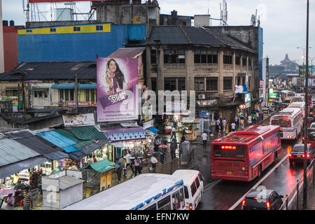 Au coucher du soleil,crépuscule,local Ashok-Leyland vieux bus et voitures près de la gare dans la zone centrale du Sri Lanka, Colombo,Asie du Sud,Asia Banque D'Images