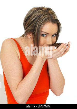 Young attractive woman holding fresh Roast Coffee beans Banque D'Images