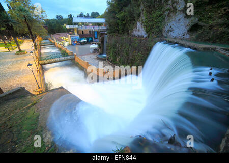 Cascade dans le parc de la ville, Nouvelle Athos, Abkhazie, Géorgie Banque D'Images