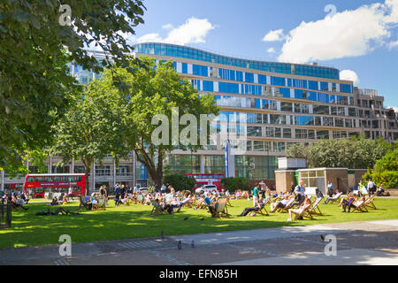 Les travailleurs de la ville profitez du soleil sur Finsbury Square dans la ville de Londres Banque D'Images