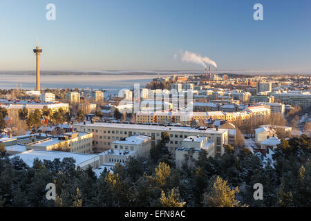 Vue de la tour d'observation Näsinneula et la ville de Tampere, Finlande, en hiver à la lumière du jour Banque D'Images