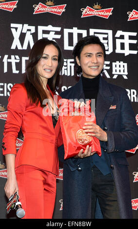 (150208)-- NEW YORK, le 8 février 2015(Xinhua) -- L'actrice Maggie Q et l'acteur et chanteur chinois Chen Kun participer à l 'Toast à Dreams' Célébration du Nouvel An chinois à Times Square de New York, aux États-Unis, les 7, 2015. (Photo Xinhua)(l'azp) Banque D'Images