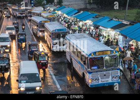 Au coucher du soleil,crépuscule,local Ashok-Leyland vieux bus et voitures près de la gare dans la zone centrale du Sri Lanka, Colombo,Asie du Sud,Asia Banque D'Images