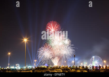 Feu d'artifice au Village international de Dubaï. 19 décembre 2014 à Dubaï, Émirats Arabes Unis Banque D'Images