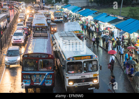 Au coucher du soleil,crépuscule,local Ashok-Leyland vieux bus et voitures près de la gare dans la zone centrale du Sri Lanka, Colombo,Asie du Sud,Asia Banque D'Images