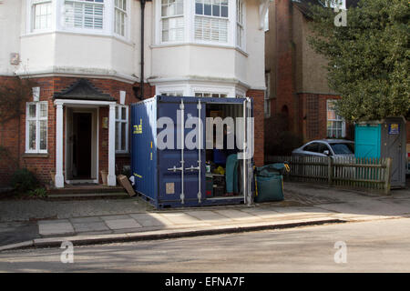 Wimbledon London,UK. 8e février 2015. Un cargo contenant est utilisé comme une facilité de garage à l'extérieur d'une maison d'habitation dans Wimbledon London Crédit : amer ghazzal/Alamy Live News Banque D'Images