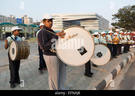 Hyderabad, Inde. Le 08 février, 2015. Résidents participent dans les rues, heureux d'un événement organisé par Times of India à collier Road,le dimanche 8 février 2015, à Hyderabad, Inde.Une partie de la route était fermée pour les véhicules à partir de 6h00 à 9h30 au cours de laquelle les enfants et les adultes ont pris part à diverses activités comme la marche,TOURNANT,écouter de la musique,danser,vélo etc.l'événement aura lieu sur tous les dimanches début février sur 8,2015 Crédit : Sanjay Borra/Alamy Live News Banque D'Images