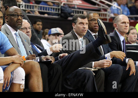 Chestnut Hill, Massachusetts, USA, 07th Fév, 2015. North Carolina Tar Heels Head coach Roy Williams réagit au cours d'un match de basket-ball de NCAA entre le North Carolina Tar Heels et Boston College Eagles à Conte Forum à Chestnut Hill, Massachusetts. Caroline du Nord a battu Boston College 79-68. Credit : Cal Sport Media/Alamy Live News Banque D'Images