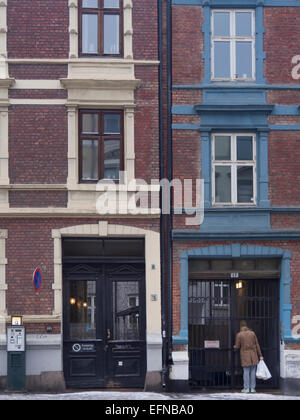 Deux immeubles collectifs en brique rouge, jaune et bleu avec des cadres, Grunerlokka / Trondheimsveien, Oslo Norvège Banque D'Images