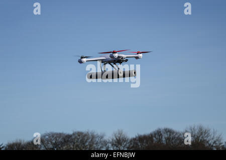 Blade 50QX hobby drone volant dans un parc, près d'arbres avec copie espace et aucun peuple Banque D'Images