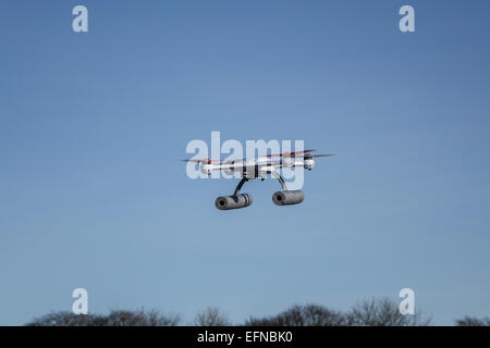 Blade 50QX hobby drone volant dans un parc, près d'arbres avec copie espace et aucun peuple Banque D'Images