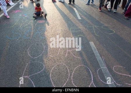 Hyderabad, Inde. Le 08 février, 2015. Résidents participent dans les rues, heureux d'un événement organisé par Times of India à collier Road,le dimanche 8 février 2015, à Hyderabad, Inde.Une partie de la route était fermée pour les véhicules à partir de 6h00 à 9h30 au cours de laquelle les enfants et les adultes ont pris part à diverses activités comme la marche,TOURNANT,écouter de la musique,danser,vélo etc.l'événement aura lieu sur tous les dimanches début février sur 8,2015 Crédit : Sanjay Borra/Alamy Live News Banque D'Images